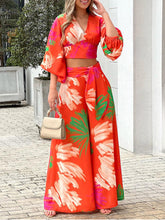 Camisa corta con cuello en V y mangas abullonadas con estampado bohemio, pantalones de pierna ancha y cintura alta, dos piezas